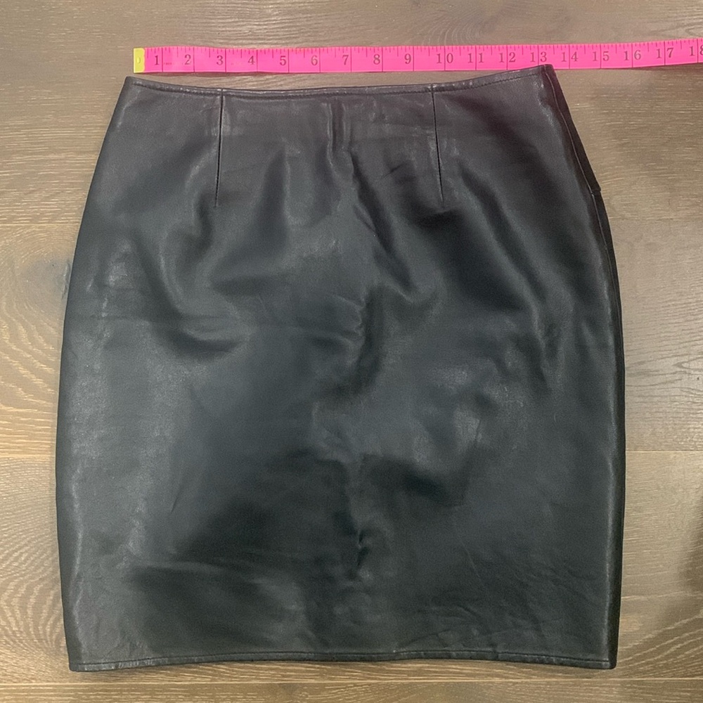 VS2 by VAKKO BLACK LEATHER MINI SKIRT - vintage and in MINT condition.